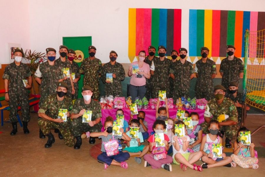 Tiro de Guerra entrega brinquedos aos alunos da Creche do Rochinha